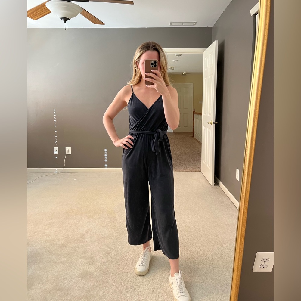 Abercrombie navy jumpsuit. Size small petite. So comfy and stretchy